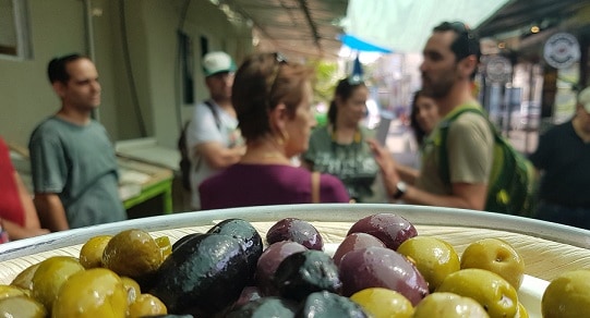 סיור בשוק על רקע הזיתים