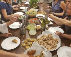 משתתפי הסדנה נהנים מהאוכל שהכינו