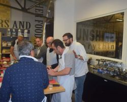 משתתפי סדנת הבישול נעזרים בשף יוחנן ברנשטיין