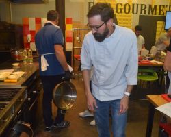 שף יוחנן ברנשטיין מסייע למשתתפי הסדנה