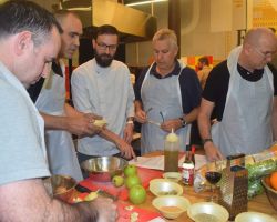 שף יוחנן ברנשטיין מסביר למשתתפים את המתכון