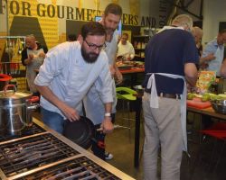 שף יוחנן ברנשטיין שולף מחבתות