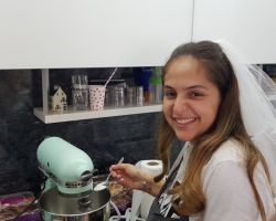 מוסיפה סוכר לתערובת