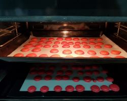 מקרונים אדומים בתנור