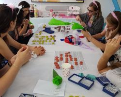 מכינות מקרונים עם מוזיקה ברקע