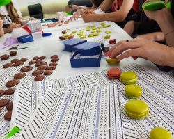 מקרונים צהובים ושחורים