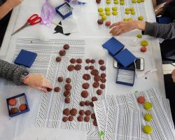 מכינות מקרונים בסדנה למסיבת רווקות