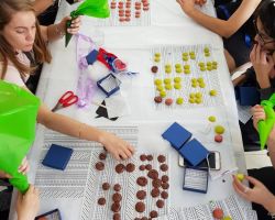 משתתפות הסדנה מכינות מקרונים