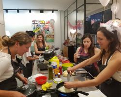 מבשלות במהלך מסיבת הרווקות