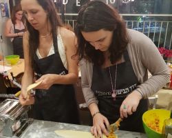 ממלאות את בצק הפסטה