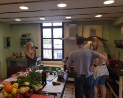 זוגות מצטלמים במהלך סדנת בישול זוגית