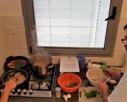 זוג מבשלים ביחד בסדנה