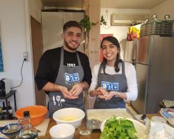 זוג צעיר מבשל בסדנה פרטית