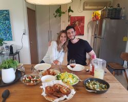 זוג עם אוכל על השולחן בסדנת בישול