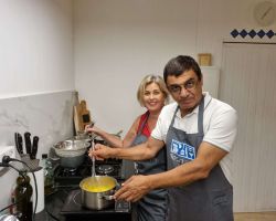 זוג מבשל בסדנה פרטית