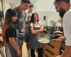 שף יוחנן ברנשטיין מדגים במהלך סדנת בישול משפחתית