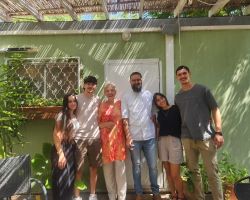 שף יוחנן ברנשטיין מצטלם עם משפחה לפני סדנת בישול